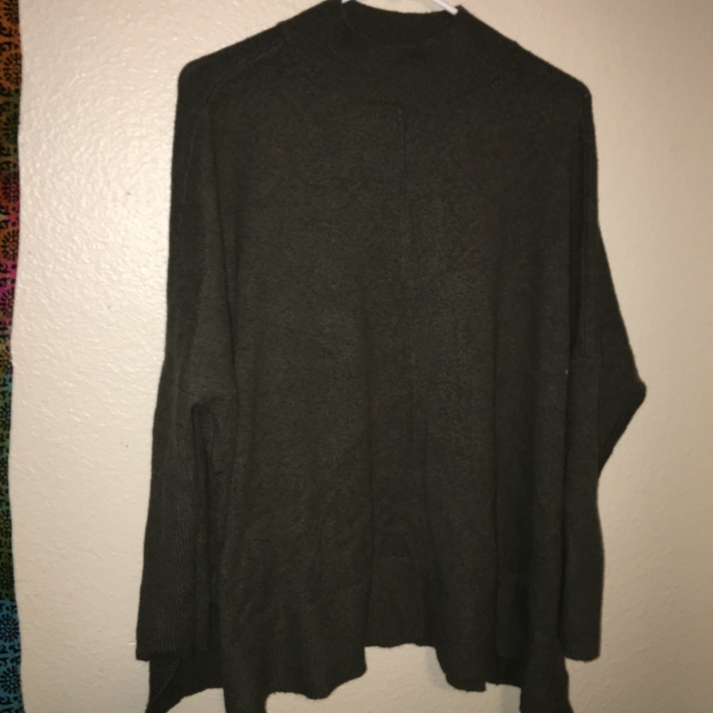 Green long sleeve knit top